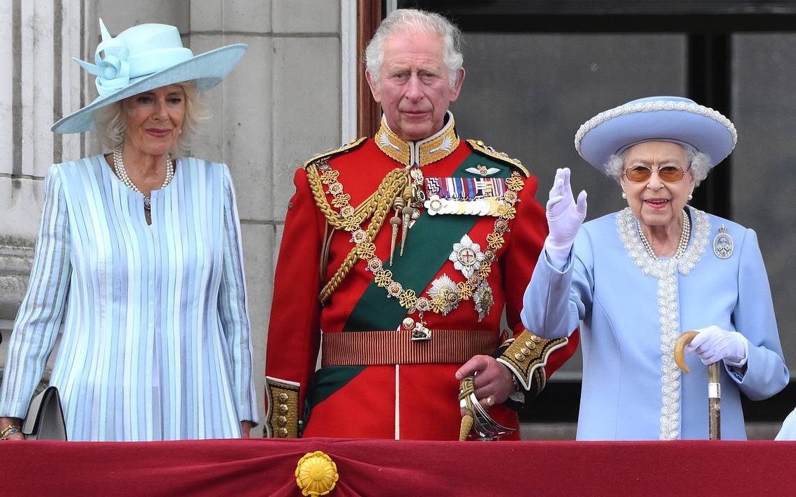 La reina presentó molestias tras presidir el desfile militar en su honor