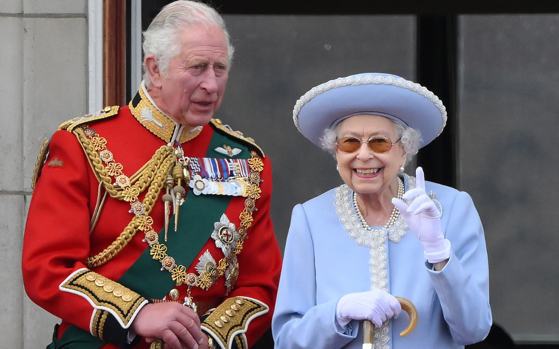 Isabel II es aclamada en el Palacio de Buckingham por sus 70 años de reinado