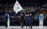 Durante la clausura todas las banderas se juntaron en el centro del Nido del Pájaro en un símbolo de unión. | Foto: AFP