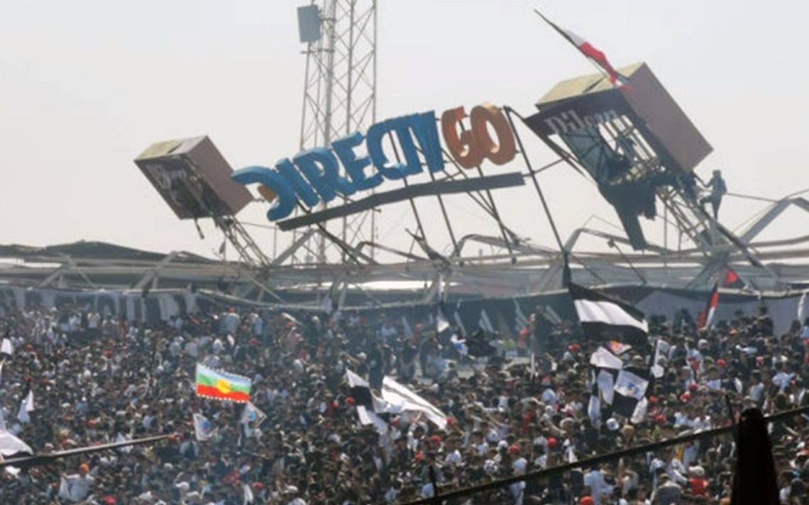 Techo del Estadio Monumental de Chile colapsa encima de aficionados (VIDEO)
