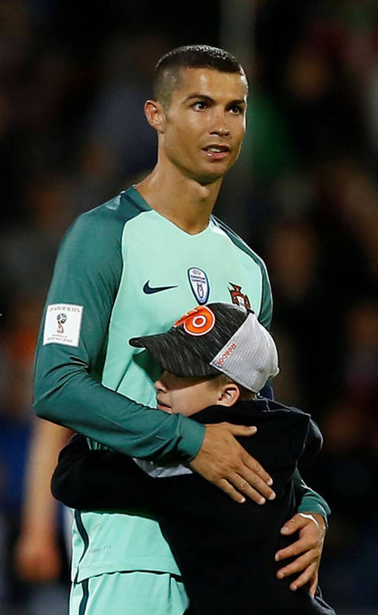 Niño interrumpe partido para abrazar a Cristiano Ronaldo - El Sol de México