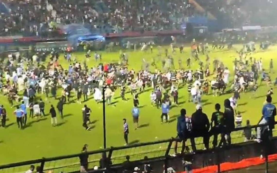 Tragedia en el futbol de Indonesia: mueren 127 personas tras pelea campal en partido [Video]