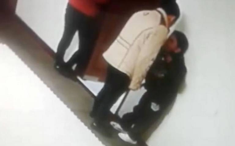 VIDEO Edomex: Mientras madre pagaba la colegiatura, su hijo es golpeado por maestra. Noticias en tiempo real