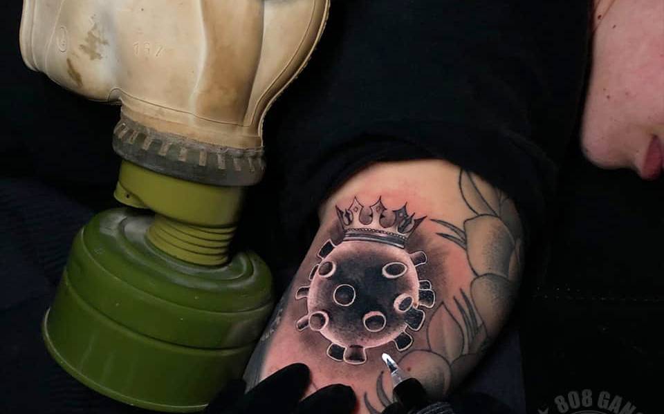 Tatuajes gratis a quien lucha contra el coronavirus covid-19 pandemia modificacion corporal diseños tatoos - El Sol de México