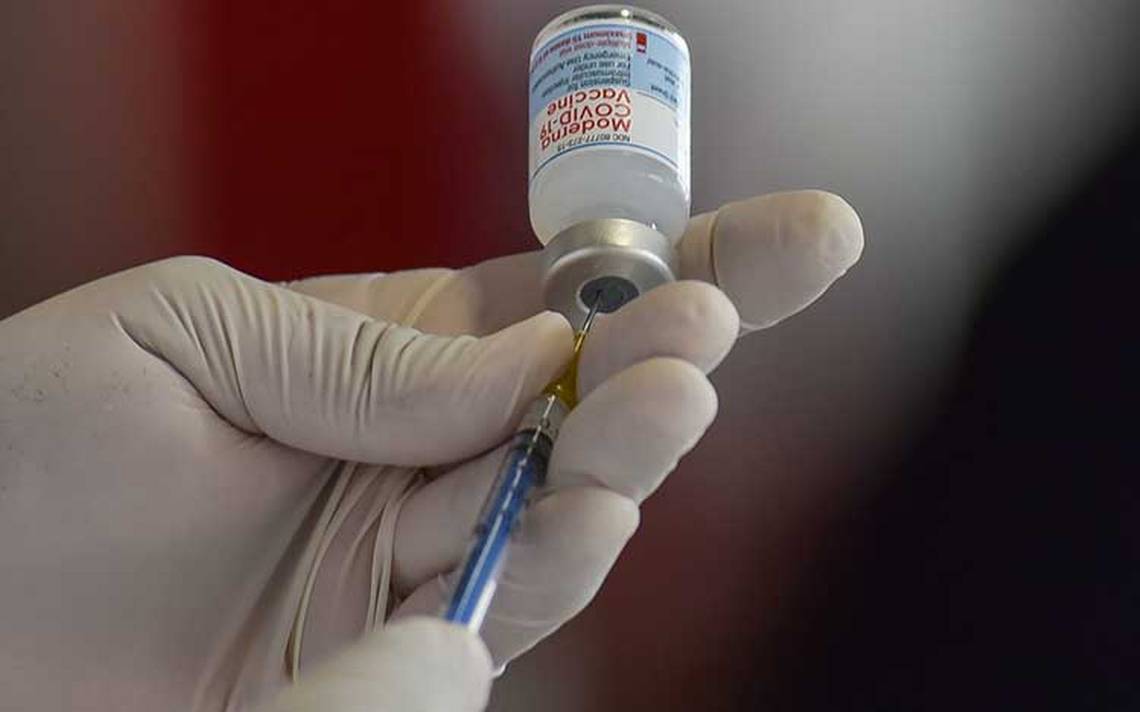 Reino Unido, primer país en aprobar vacuna bivalente de Moderna
