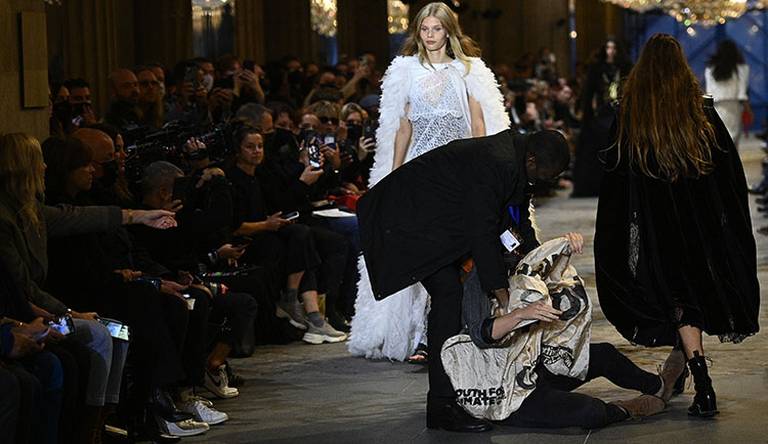 Rosalía se convierte en la sensación del desfile de Louis Vuitton