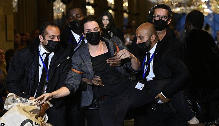 Rosalía se 'apodera' de Louis Vuitton como la estrella de su desfile en  París