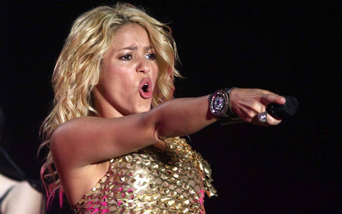 Fans serenade Shakira and the singer comes out to thank them [Video]