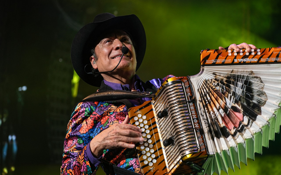 The Tigres del Norte pay tribute to Vicente Fernández in his first show