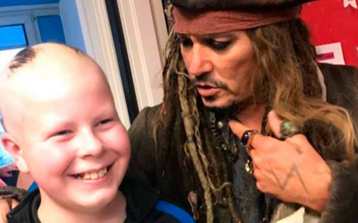 video Johnny Depp Jack Sparrow visita niños enfermos de cáncer Paris ...