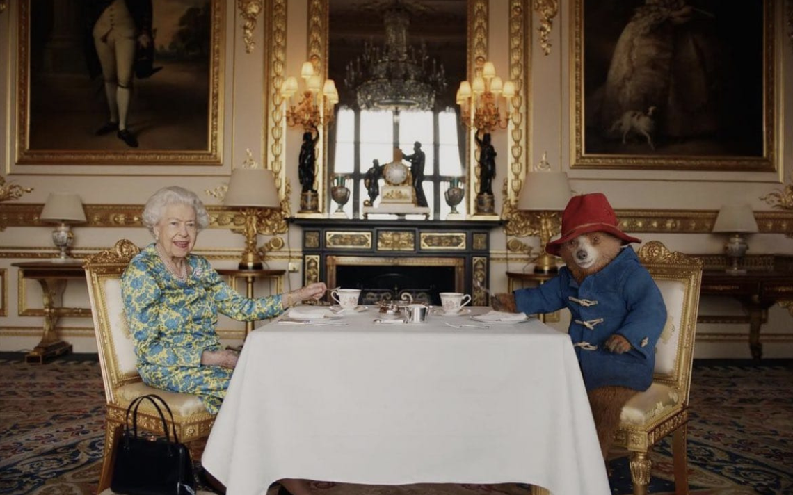 La reina Isabel II comparte el té con el osito Paddington