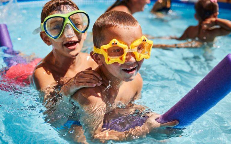 Cómo enseñar a nadar a un niño -MAPFRE en Familia