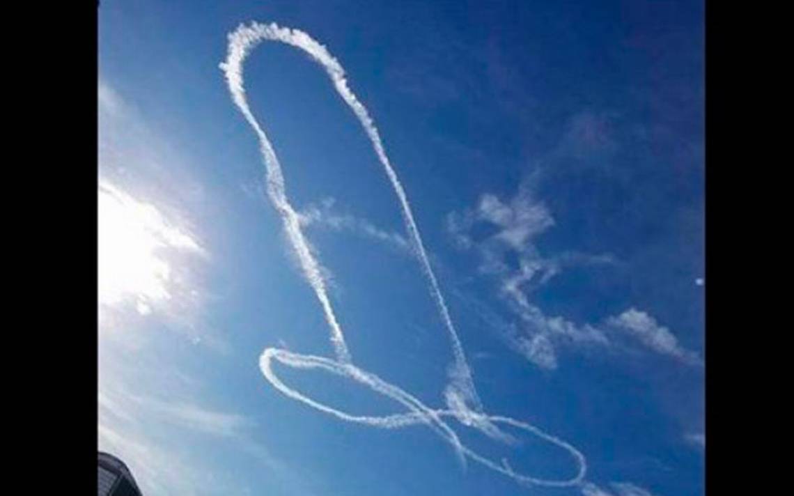 Жужжание в небе. Облако в форме члена. Облака в форме следа от самолета. Инверсионный след.