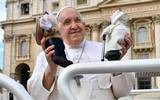 peluches del Doctor Simi llegan a Roma vestidos del Papa