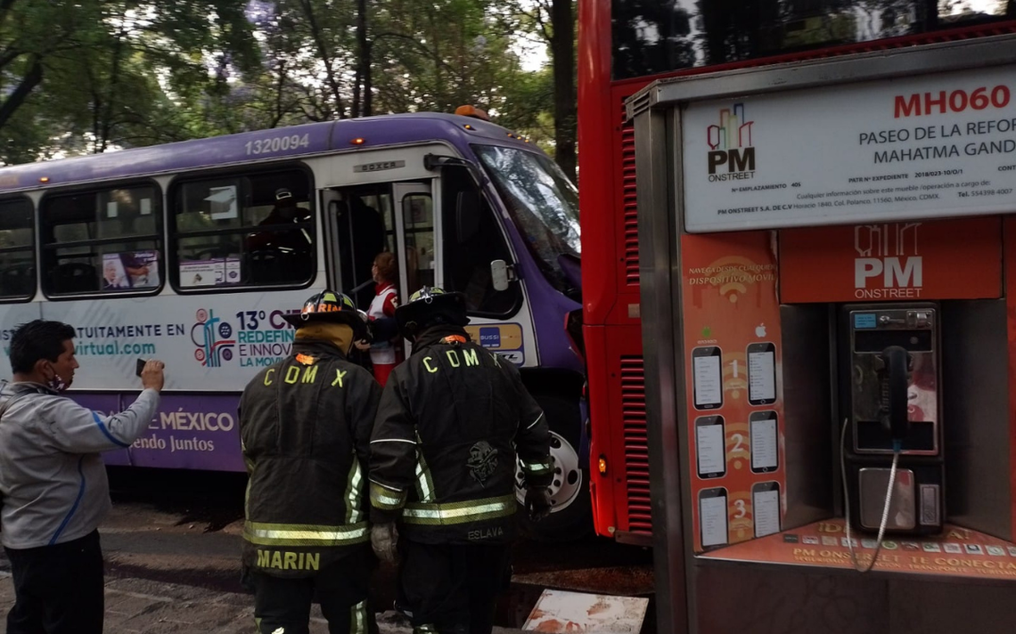 Autobús de transporte público choca contra Metrobús en Reforma; hay 65 lesionados