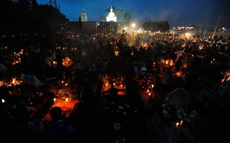 Copal, cempasúchil y veladoras, así se vive la magia del Día de Muertos en  Mixquic - El Sol de México | Noticias, Deportes, Gossip, Columnas