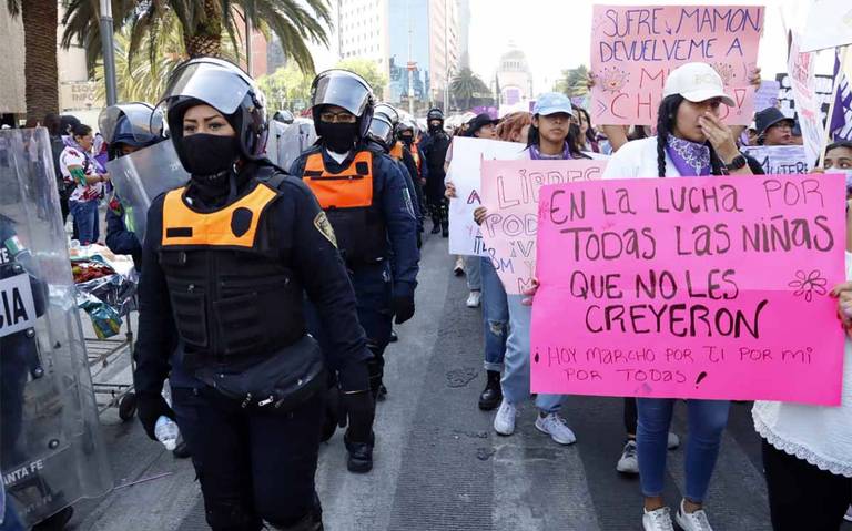Mujeres en CDMX compran productos ilegales de defensa - El Sol de México