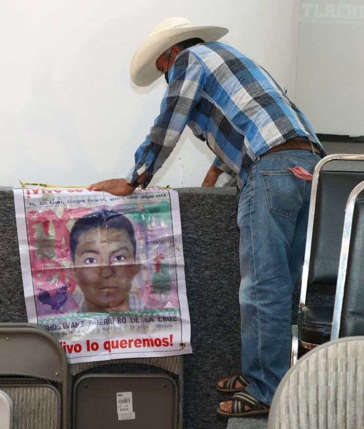 Padres de normalistas de Ayotzinapa piden reunión con AMLO