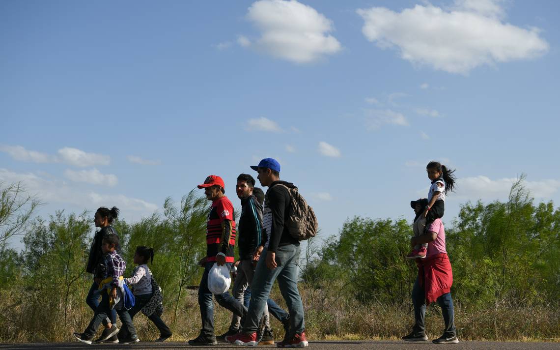 Camiones llenos de migrantes arriban al Instituto de Migración en Saltillo