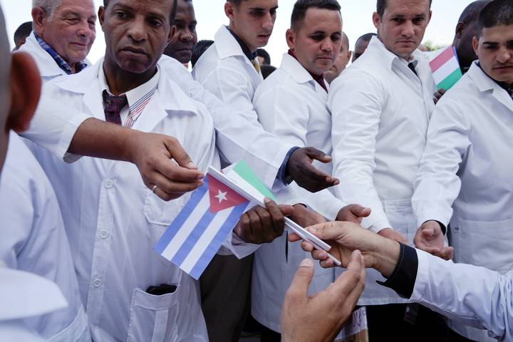https://www.elsoldemexico.com.mx/mundo/f40a7-medicos-cubanos-italia-3-reuters.jpg/ALTERNATES/FREE_720/m%C3%A9dicos-cubanos-italia-3-reuters.JPG