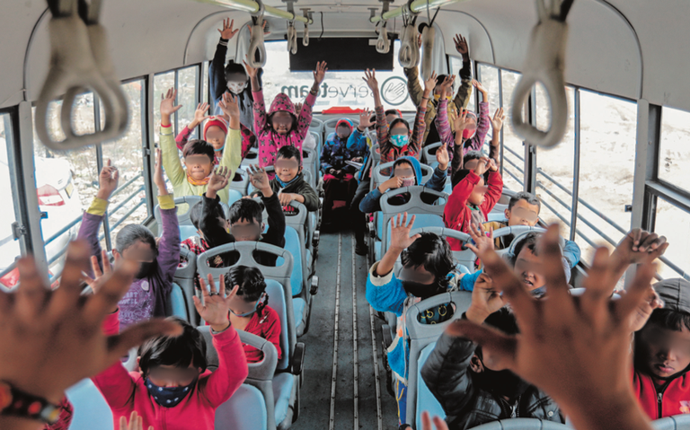 Actividades dentro de un autobús convertido en escuela móvil en Nueva Delhi / Foto: EFE