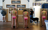 Con vestimenta para nadar, australianos se acercaron a votar. / Foto: Reuters