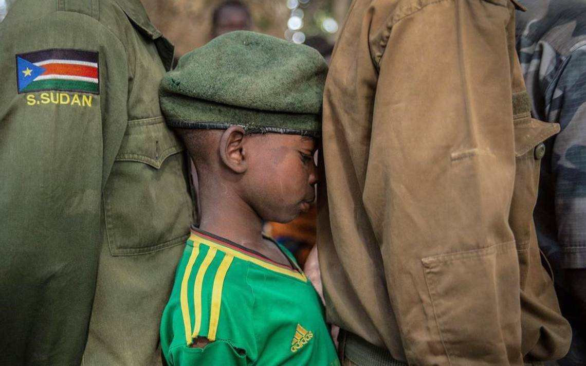 Una de las tendencias más preocupantes en las guerras es la participación de niños en el ejército.