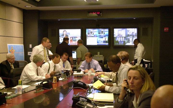 El exdirector del organismo, Brian Stafford junto a su equipo trabajo tras el atentado. / Foto: Twitter @SecretService