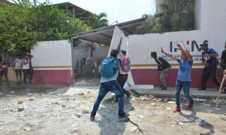 Migrantes irrumpen y destrozan sede del INM en Tapachula