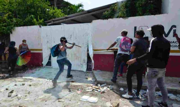 Migrantes irrumpen y destrozan sede del INM en Tapachula
